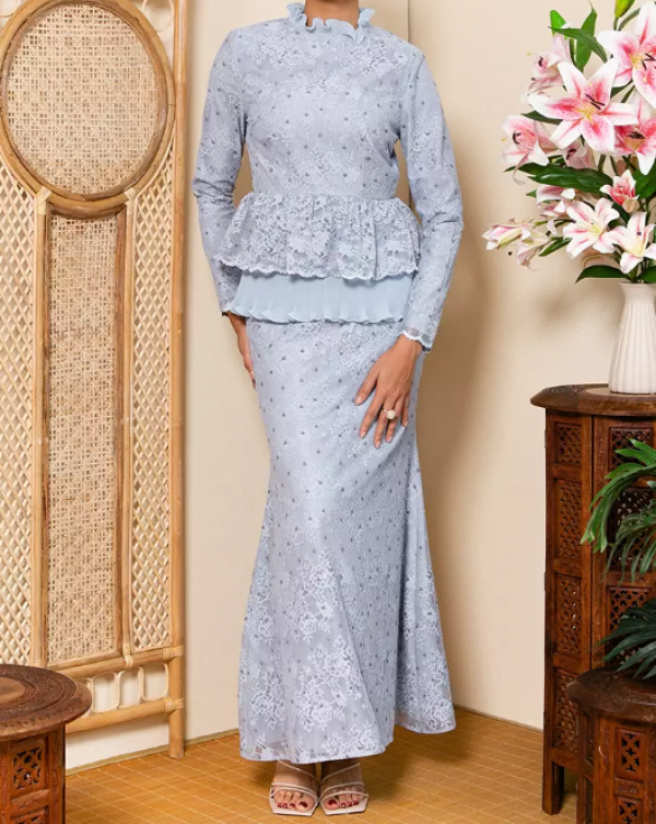 Kemeja dengan potongan peplum dan detail renda